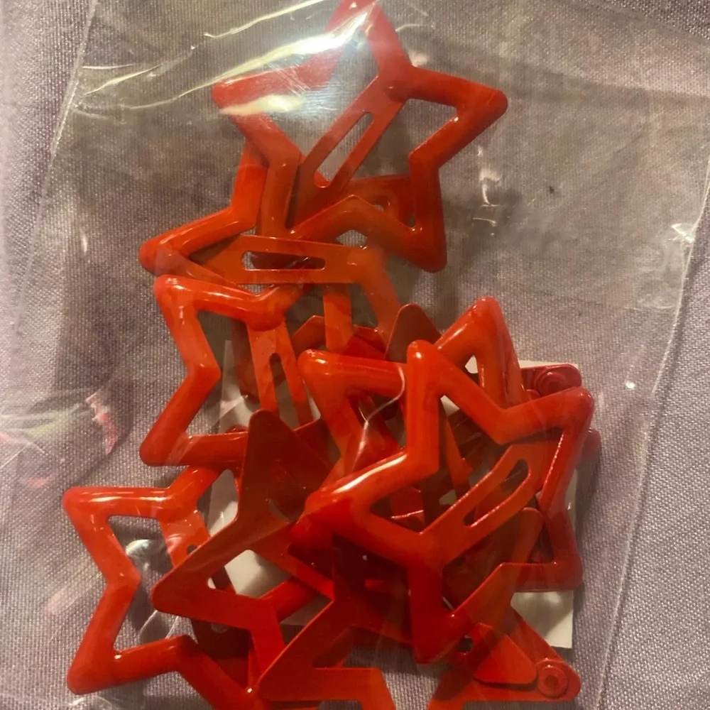 Red Star Hair Clips - Picture 1 of 3